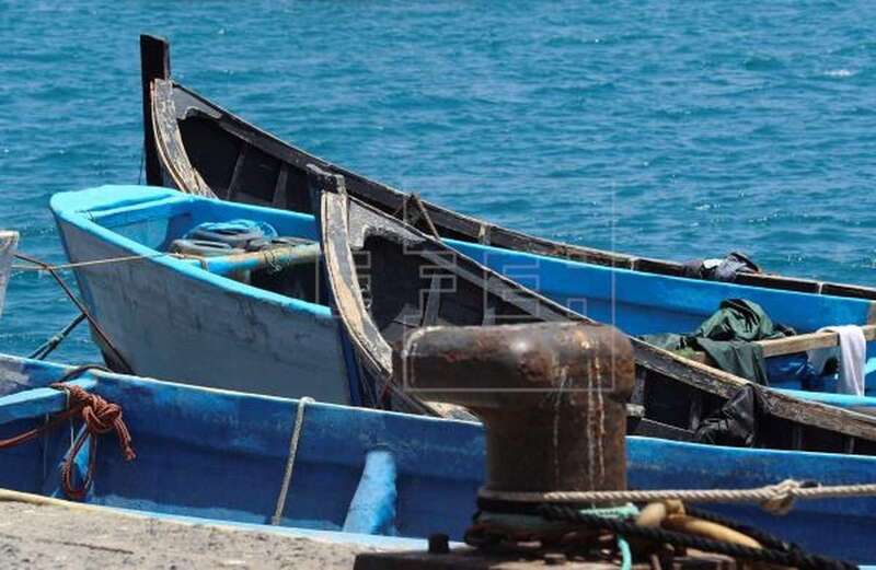 Cayucos y pateras amarrados en el puerto de Arguineguín (Foto Efe / Elvira Uquijo A.)